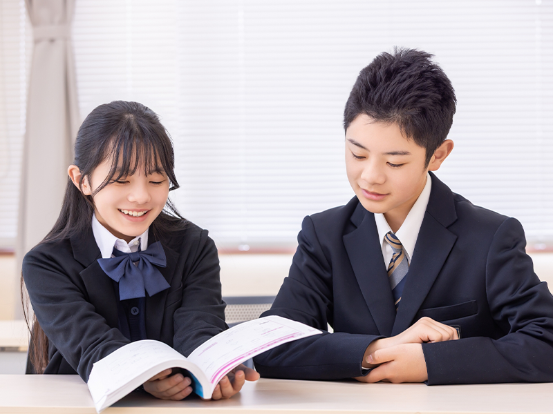 勉強する学生