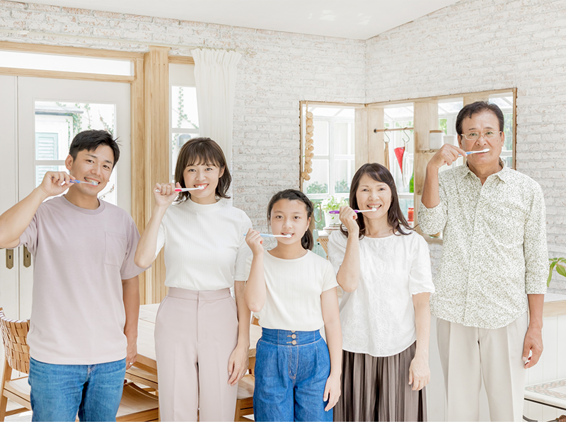 歯みがきをする家族